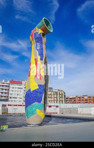 Barcelone, Espagne - 2 février 2025 : sculpture surréaliste 'femme et oiseau' par l'artiste Joan Miro, Barcelone Banque D'Images