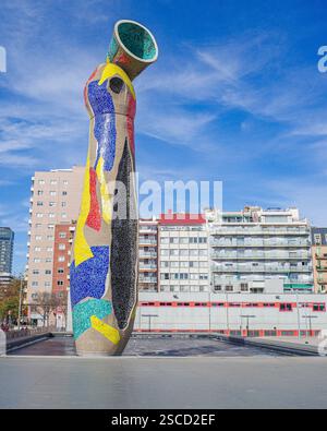 Barcelone, Espagne - 2 février 2025 : sculpture surréaliste 'femme et oiseau' par l'artiste Joan Miro, Barcelone Banque D'Images