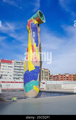 Barcelone, Espagne - 2 février 2025 : sculpture surréaliste 'femme et oiseau' par l'artiste Joan Miro, Barcelone Banque D'Images