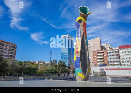 Barcelone, Espagne - 2 février 2025 : sculpture surréaliste 'femme et oiseau' par l'artiste Joan Miro, Barcelone Banque D'Images
