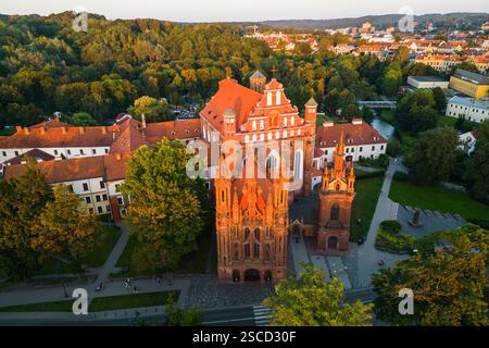 Vue aérienne de : Anne Church et Bernardine Monastery dans la vieille ville de Vilnius City, Lituanie Banque D'Images