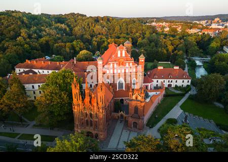 Vue aérienne de : Anne Church et Bernardine Monastery dans la vieille ville de Vilnius City, Lituanie Banque D'Images