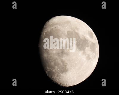 La lune en phase gibbeuse en croissant. La surface montre des détails clairs des cratères et des mers lunaires. L’illumination est intense, mettant en valeur les textures Banque D'Images