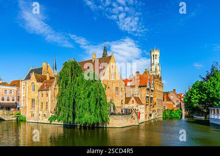 Paysage urbain de Bruges, centre-ville historique de Bruges, quai du Rosaire Rozenhoedkaai remblai avec des bâtiments en briques, tour de Belfort Belfry, canal d'eau de Dijver o Banque D'Images