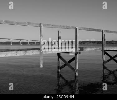 Mors, Danemark : jetée de baignade en bois devant le célèbre pont Sallingsund sur le Limfjord Banque D'Images