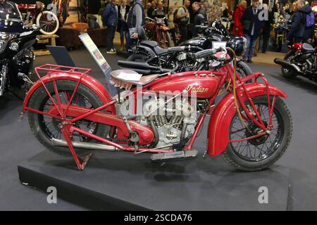 Motorrad indian 101 Scout Baujahr 1928, 49. Salon Retromobile 05. - 09.02.2025, Oldtimer / Oldtimermesse / klassische Autos / Autoausstellung, Messe PARIS Expo - Parc des expositions - porte de Versailles, Paris Frankreich, *** Motorcycle indian 101 Scout year 1928 , 49 salon Retromobile 05 09 02 2025 , salon Oldtimer classic car show Classic cars, foire PARIS Expo Parc des expositions porte de Versailles, PARIS France , Banque D'Images