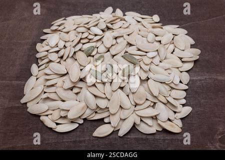Graines de citrouille. Pile de graines de citrouille séchées et rôties. Banque D'Images