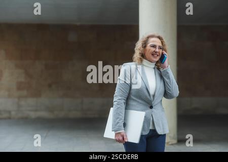 Femme professionnelle s'engageant dans l'appel d'affaires à l'extérieur Banque D'Images