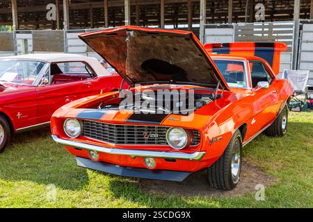 Un coupé orange Camaro Z/28 1969 de Chevrolet exposé au parc d'expositions du comté d'Allen près de Fort Wayne, Indiana, États-Unis. Banque D'Images