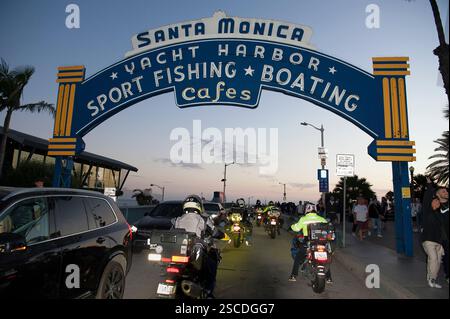 Panneau, entrée, jetée, coucher de soleil, Santa Monica, Californie, États-Unis Banque D'Images