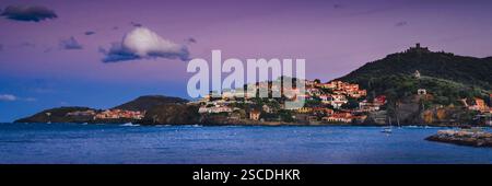 Coucher de soleil, crépuscule sur Colllioure, plage de Port d'Avall, Fort Saint Elme & la mer méditéranéenne, panorama Sud Ouest de la France Banque D'Images