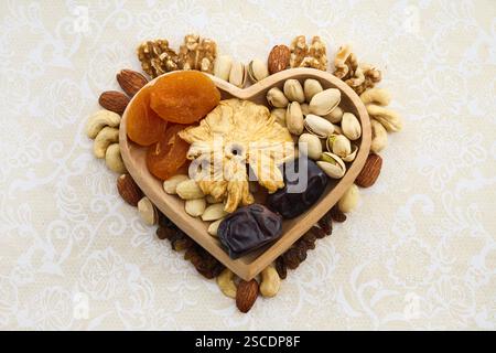 Concept de la fête juive tu Bishvat. Arrangement en forme de coeur de fruits secs et de noix Banque D'Images