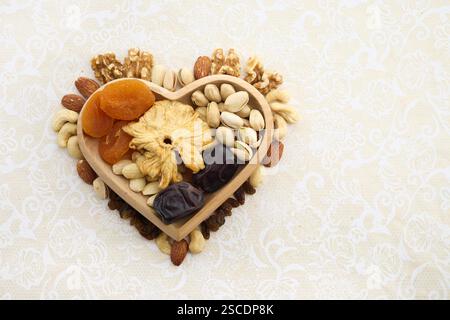 Concept de la fête juive tu Bishvat. Arrangement en forme de coeur de fruits secs et de noix Banque D'Images