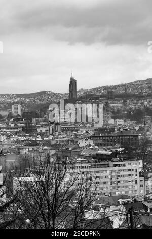 Sarajevo - BiH - 11 février 2024 : la tour Avaz Twist est un gratte-ciel de 40 étages et de 175 m de haut à Sarajevo. Le quartier général de Dnevni Avaz, une nouvelle spa bosniaque Banque D'Images