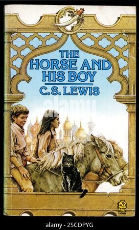 Exemplaire utilisé du livre Paperback Childrens du cheval et de son garçon par C S Lewis, les chroniques de Narnia, livre 3. Publiée pour la première fois en 1954, cette édition publiée en 1980, illustrée par Pauline Baynes. Banque D'Images