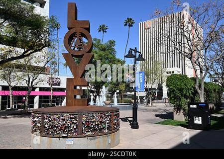 RIVERSIDE, CALIFORNIE - 2 février 2025 : Love sculpture dans le centre commercial piétonnier de main Street dans le centre-ville de Riverside, avec la California Tower dans le Backgrou Banque D'Images