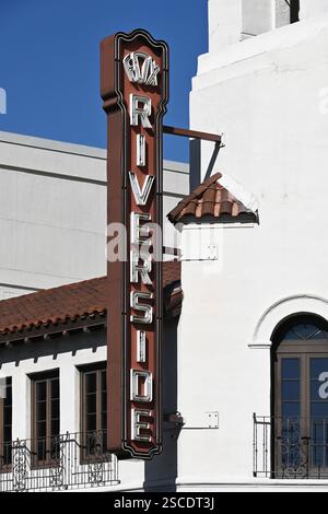 RIVERSIDE, CALIFORNIE - 2 février 2025 : gros plan vertical de l'un des panneaux sur le Fox Theater dans le centre-ville de Riverside, à Mission Inn Avenue et Market St. Banque D'Images