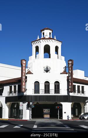RIVERSIDE, CALIFORNIE - 2 février 2025 : le Fox Theater dans le centre-ville de Riverside, à Mission Inn Avenue et Market Street. Banque D'Images