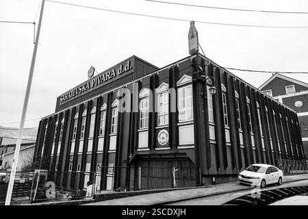 Sarajevo - Bosnie-Herzégovine - 11 février 2024 : Sarajevska pivara est une brasserie bosniaque basée à Sarajevo, construite en 1881. Banque D'Images