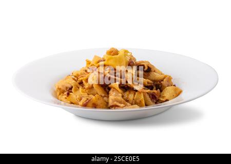Pappardelle pâtes coupées carbonara assaisonnée avec oeuf et bacon cheanciale dans une assiette blanche isolée sur blanc avec chemin de coupe inclus Banque D'Images