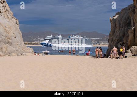 Bateau de croisière en arrière-plan que les touristes décèdent sur la plage de Lover à Cabo San Lucas Mexique Banque D'Images