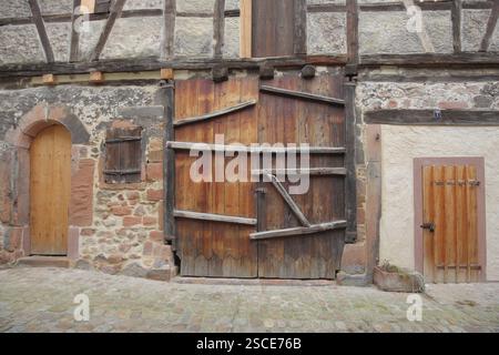 Mur de maison avec portes et portes, bâtiment historique, construction en bois, poutres, portail en bois, maison à colombages, grange de dîme, grange de dîme, Gernsbach, B. Banque D'Images