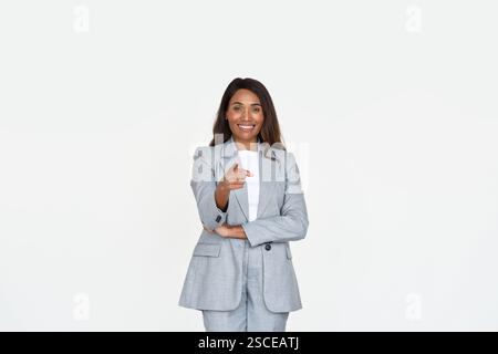 Heureuse femme d'affaires africaine pointant du doigt à vous embaucher pour un nouvel emploi. Banque D'Images