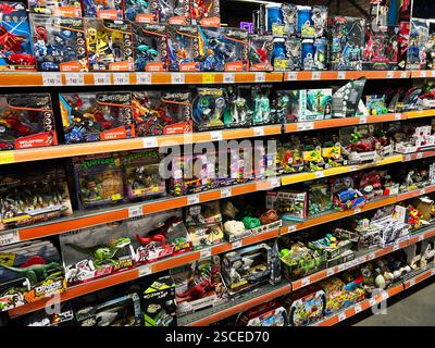 Kiev, Ukraine - 05 février 2025 : une allée de magasin de jouets présentant diverses figurines, des ensembles de jeux et des idées créatives pour les enfants. Banque D'Images