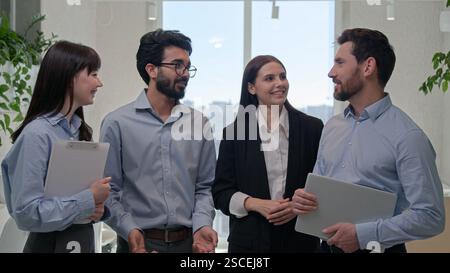 Portrait réussi de l'équipe d'affaires divers collègues de bureau multiraciaux collègues groupe de femmes d'affaires hommes d'affaires multi ethniques femmes hommes souriant Banque D'Images