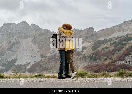 Paysage de montagne à couper le souffle avec un jeune couple heureux câlin. Voyagez autour du monde. Monténégro, parc national de Durmitor. Saddle Pass en automne Banque D'Images