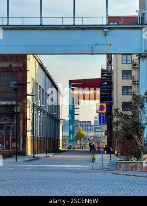 De l’industrie à la durabilité : le quartier transformé de Malmö allie matériaux recyclés, design scandinave et vie urbaine écologique. Banque D'Images