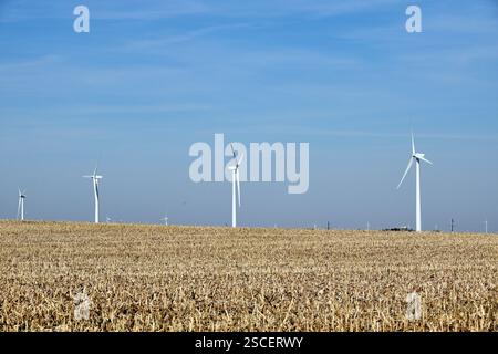 Waterman, Illinois, États-Unis. Les éoliennes se trouvent non cachées dans un champ de maïs récolté dans le centre-nord de l'Illinois. Banque D'Images