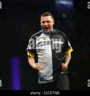 6 février 2025, la SSE Arena, Belfast, Irlande du Nord ; 2025 PDC premier League Darts Belfast Night 1 ; Chris Dobey célèbre sa demi-finale face à Rob Cross Banque D'Images