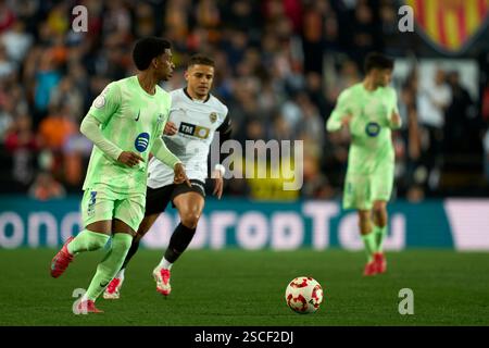 Alejandro Balde du FC Barcelone en action lors des quarts de finale de la Copa del Rey espagnole au stade Mestalla. 6/2/25 Banque D'Images