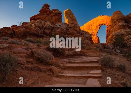 Parc national des arches par un matin clair de janvier. La beauté et le paysage du parc changent radicalement en fonction des conditions météorologiques. Banque D'Images