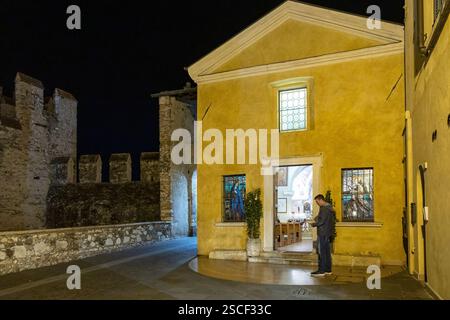 Sirmione, Italie - 21 septembre 2024 : vue nocturne de Chiesa di Sant'Anna della Rocca, une petite chapelle historique près du château de Scaliger Banque D'Images