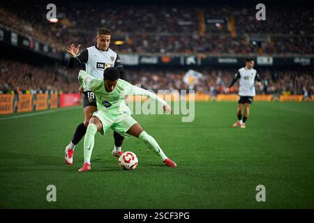 Valencia, Espagne , 6, février 2025. Max Aarons de Valencia CF (G) et Alejandro Balde du FC Barcelone (d) en quart de finale de la Copa del Rey espagnole. Crédit : Vicente Vidal Fernandez/Alamy Live News Banque D'Images