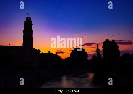 Magnifique coucher de soleil Skype. Silhouettes de bâtiments contre le ciel au crépuscule à Oradea, Roumanie Banque D'Images