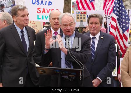 Washington, DC, États-Unis. 05 févr. 2025. Sénateur américain Tim Kaine (d-va) Parle lors d'un rassemblement s'opposant à la purge de l'USAID par l'administration Trump. Banque D'Images