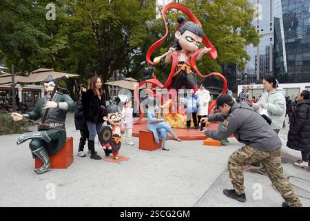 Chengdu, China.6th février 2025. Un visiteur pose pour une photo avec une sculpture de ne Zha, une figure mythologique chinoise, sur l'avenue Jiaozi le 6 février 2025 à Chengdu, province chinoise du Sichuan. Le film d'animation ne Zha 2 a surpassé l'épopée de guerre de 2021 « la bataille au lac Changjin » pour devenir le film le plus rentable de tous les temps en Chine. Crédit : an Yuan/China News Service/Alamy Live News Banque D'Images