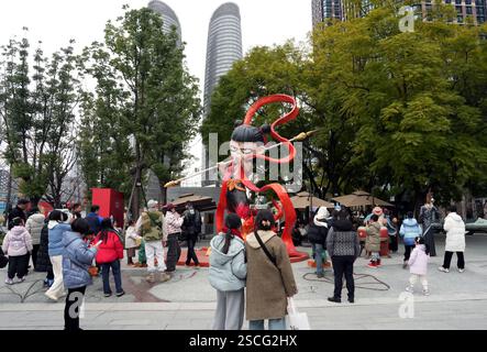Chengdu, China.6th février 2025. Les visiteurs regardent une sculpture de ne Zha, une figure mythologique chinoise, sur l'avenue Jiaozi le 6 février 2025 à Chengdu, dans la province chinoise du Sichuan. Le film d'animation ne Zha 2 a surpassé l'épopée de guerre de 2021 « la bataille au lac Changjin » pour devenir le film le plus rentable de tous les temps en Chine. Crédit : an Yuan/China News Service/Alamy Live News Banque D'Images