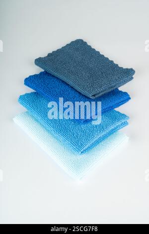 Un tas de serviettes colorées en microfibre douce sur une table blanche Banque D'Images