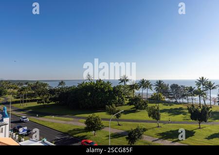 avertissement début de la saison des feux de brousse fumée suspendue au-dessus de l'eau soleil brillant à travers l'eau soleil brillant à travers l'océan inch cairns port nord Banque D'Images