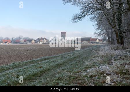 Vue sur le paysage du village dans l'Altmark en Saxe-Anhalt en hiver Banque D'Images