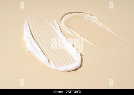 Frottis de crème blanche et texture de gel sur fond beige Banque D'Images