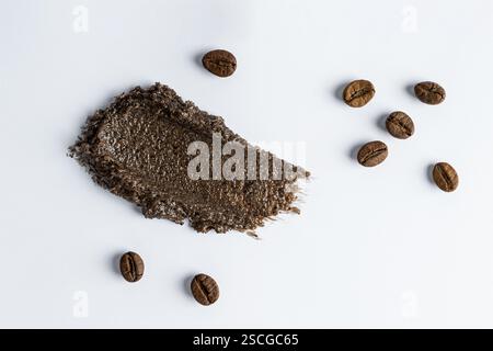 Un frottis de maculage du corps de café brun. Fond de texture. Marketing de présentation des produits Banque D'Images