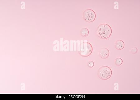 Texture du gel sur fond rose, gel frottis et taches, gouttes de gel Banque D'Images