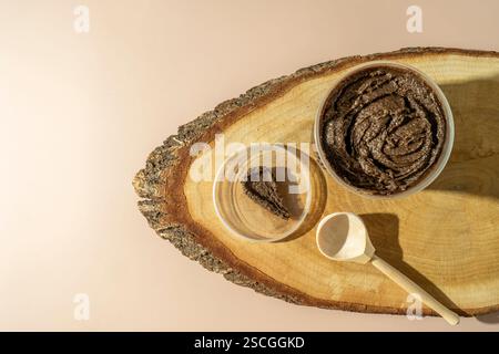 Gommage au chocolat naturel pour soins du corps pour les procédures de spa reposant sur une assiette en bois Banque D'Images