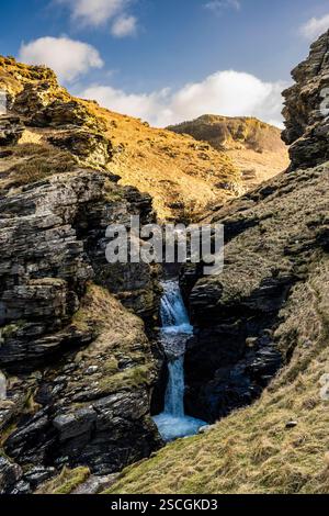La cascade de Rocky Valley, près de Tintagel, Cornwall, Royaume-Uni Banque D'Images
