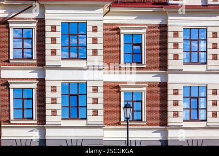 Fragment de la façade d'un immeuble moderne avec fenêtres. Banque D'Images